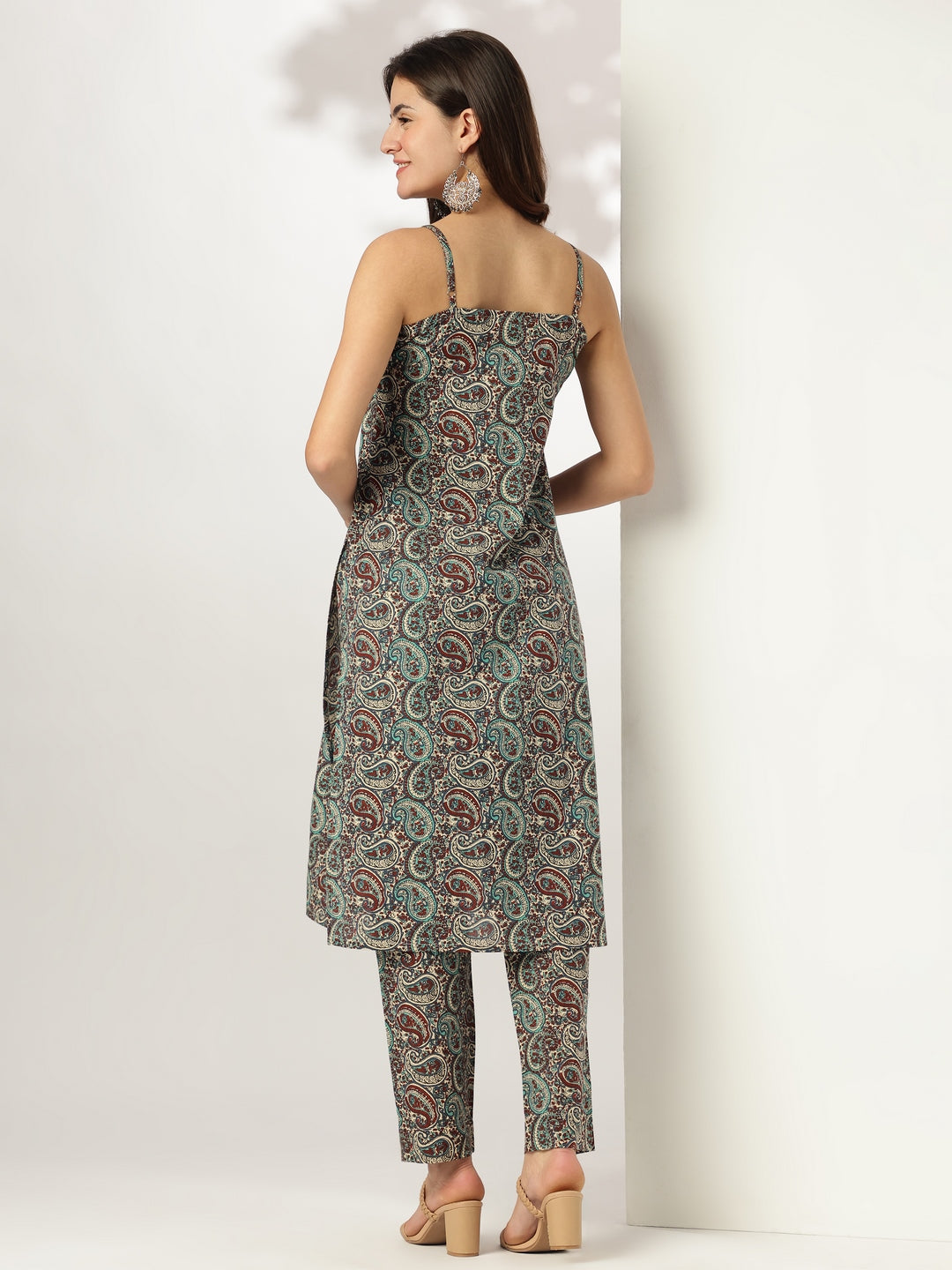 Sleeveless Paisley Print Kurta Set for Women – 2 Piece Ethnic Wear