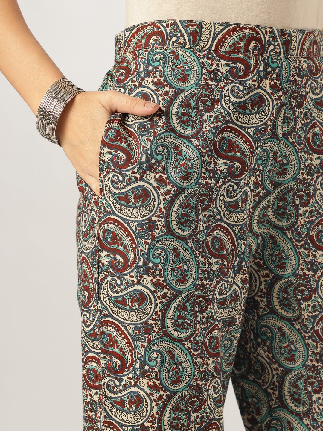 Sleeveless Paisley Print Kurta Set for Women – 2 Piece Ethnic Wear