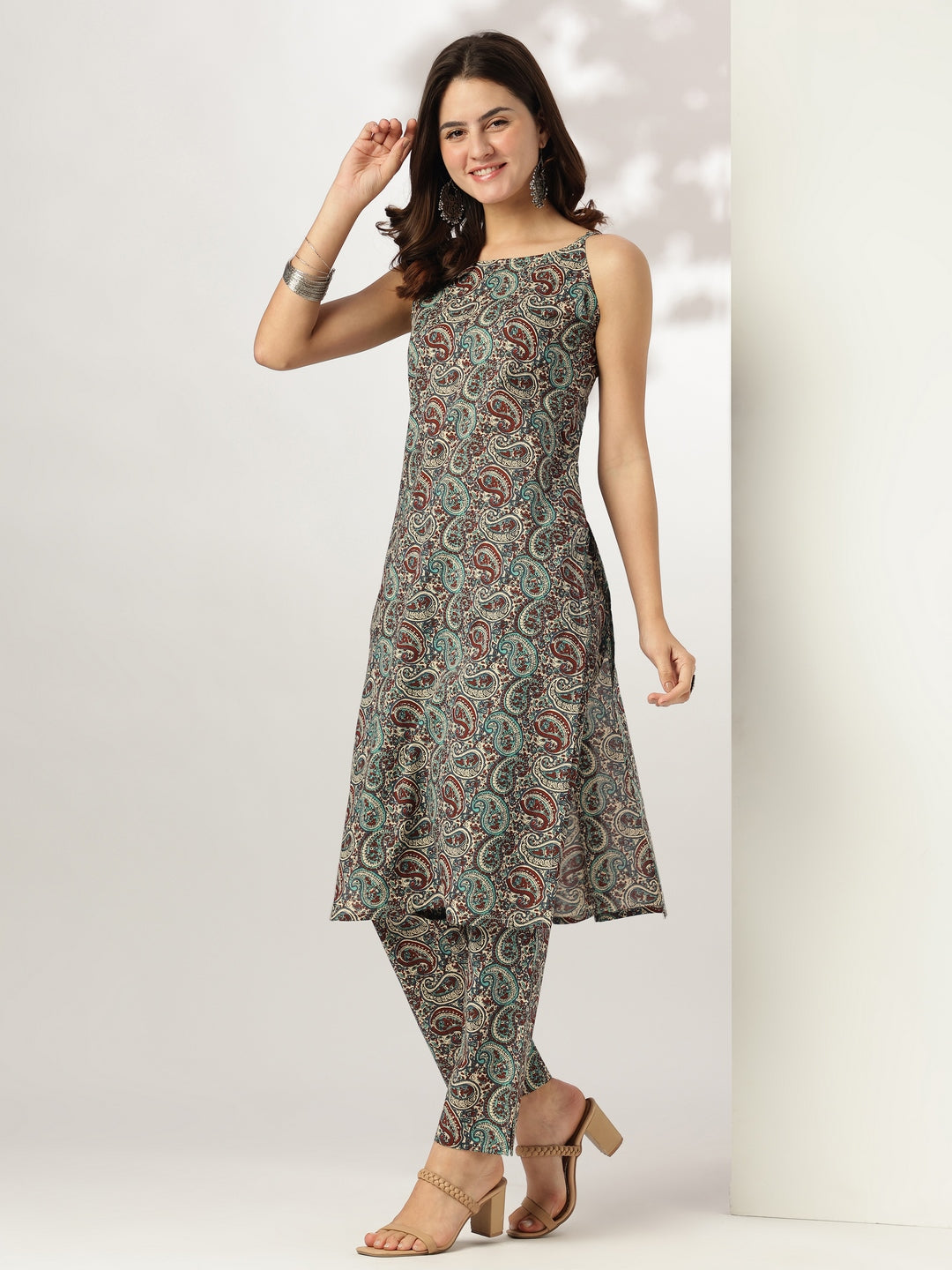 Sleeveless Paisley Print Kurta Set for Women – 2 Piece Ethnic Wear